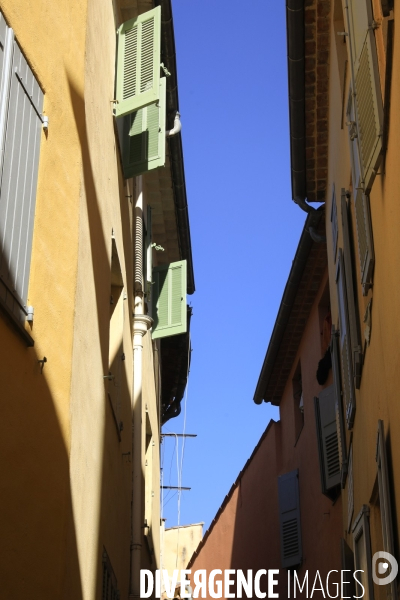 Ruelles étroites dans la ville de Grasse.