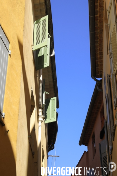 Ruelles étroites dans la ville de Grasse.