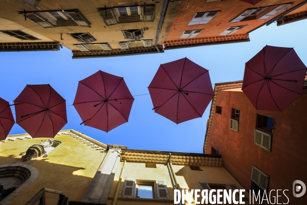 Ruelles étroites dans la ville de Grasse.