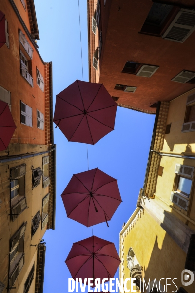 Ruelles étroites dans la ville de Grasse.