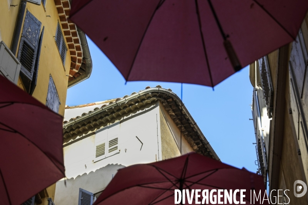 Ruelles étroites dans la ville de Grasse.
