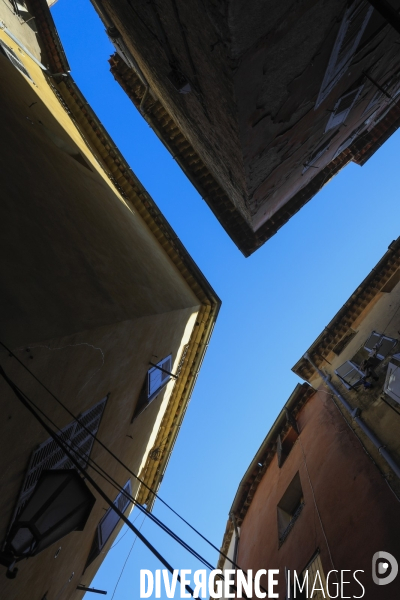 Ruelles étroites dans la ville de Grasse.