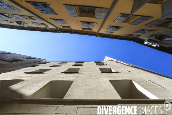 Ruelles étroites dans la ville de Grasse.