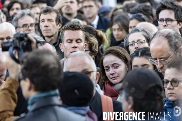 Rassemblement d enseignants en hommage à Dominique Bernard