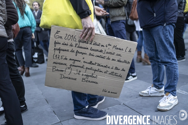 Rassemblement d enseignants en hommage à Dominique Bernard