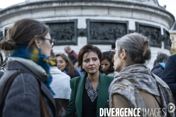 Rassemblement d enseignants en hommage à Dominique Bernard