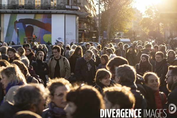 Rassemblement d enseignants en hommage à Dominique Bernard