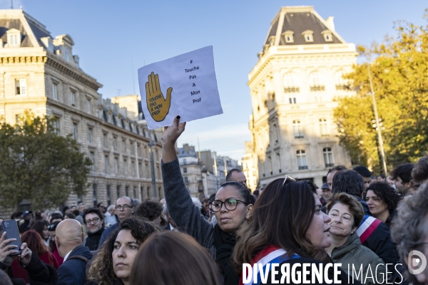 Rassemblement d enseignants en hommage à Dominique Bernard