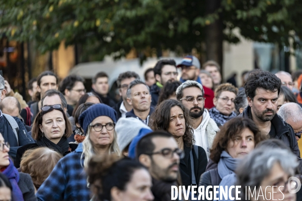 Rassemblement d enseignants en hommage à Dominique Bernard