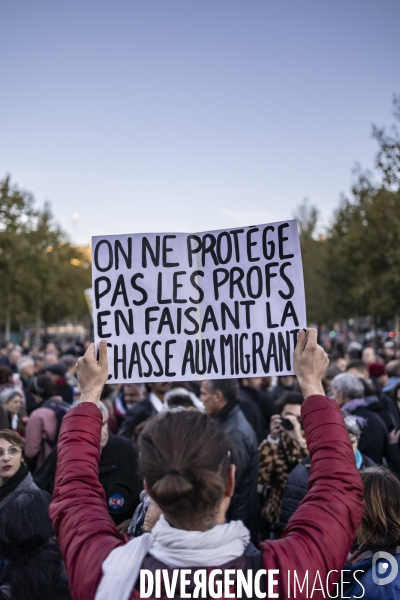 Rassemblement d enseignants en hommage à Dominique Bernard