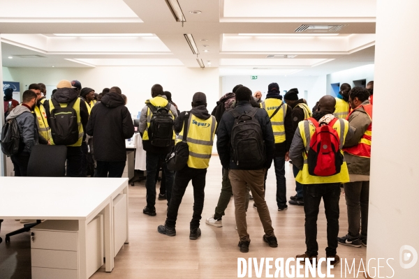Grève de travailleurs sans papiers dans une agence d interim à Saint-Denis