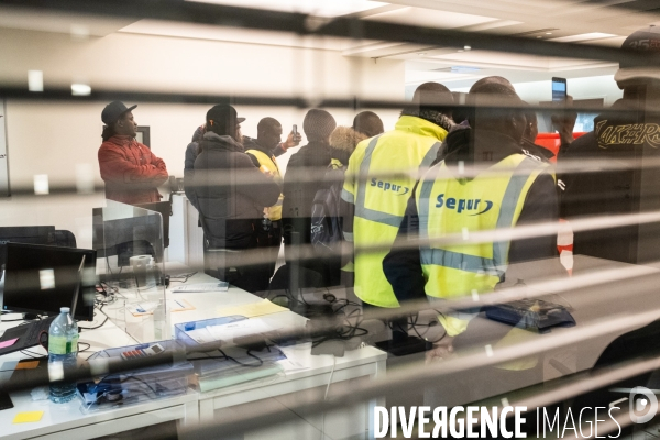 Grève de travailleurs sans papiers dans une agence d interim à Saint-Denis