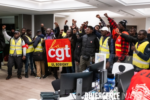 Grève de travailleurs sans papiers dans une agence d interim à Saint-Denis
