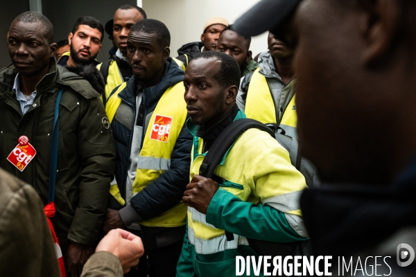 Grève de travailleurs sans papiers dans une agence d interim à Saint-Denis