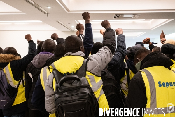 Grève de travailleurs sans papiers dans une agence d interim à Saint-Denis