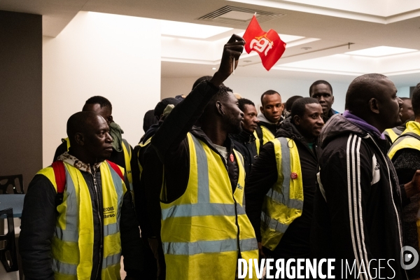 Grève de travailleurs sans papiers dans une agence d interim à Saint-Denis