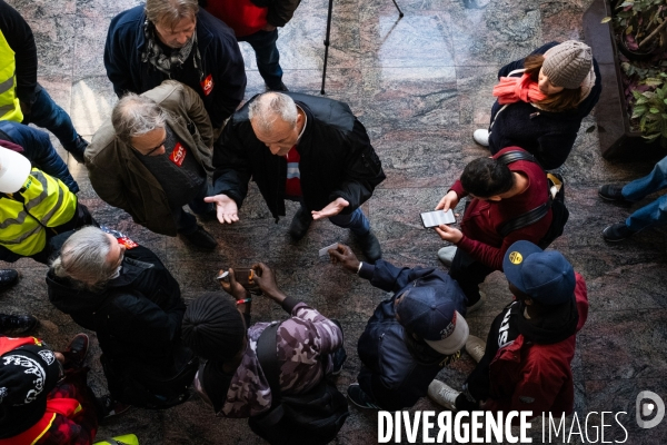 Grève de travailleurs sans papiers dans une agence d interim à Saint-Denis