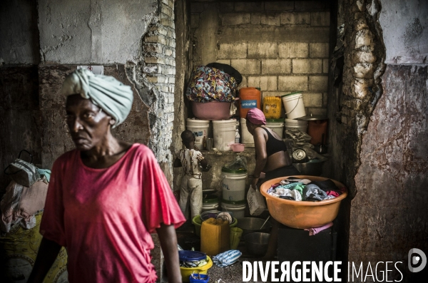 Familles deplacees au theatre rex, ayant fui les violences des gangs.