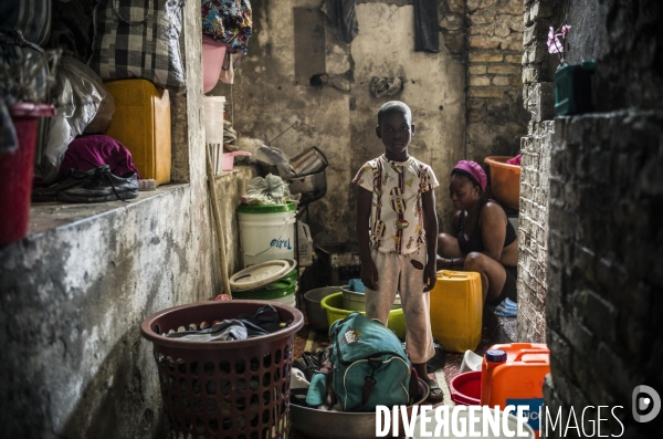 Familles deplacees au theatre rex, ayant fui les violences des gangs.