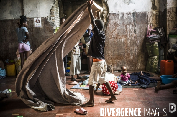 Familles deplacees au theatre rex, ayant fui les violences des gangs.