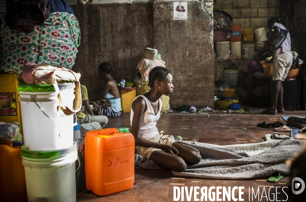 Familles deplacees au theatre rex, ayant fui les violences des gangs.