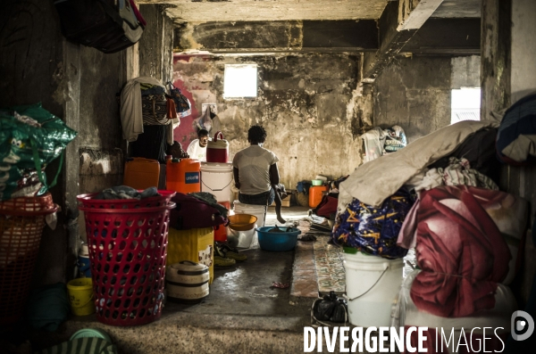 Familles deplacees au theatre rex, ayant fui les violences des gangs.