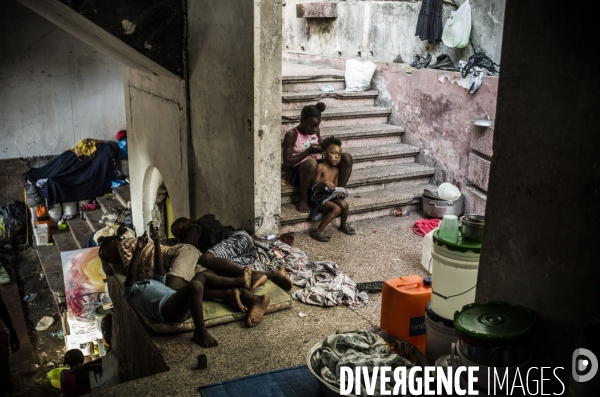 Familles deplacees au theatre rex, ayant fui les violences des gangs.