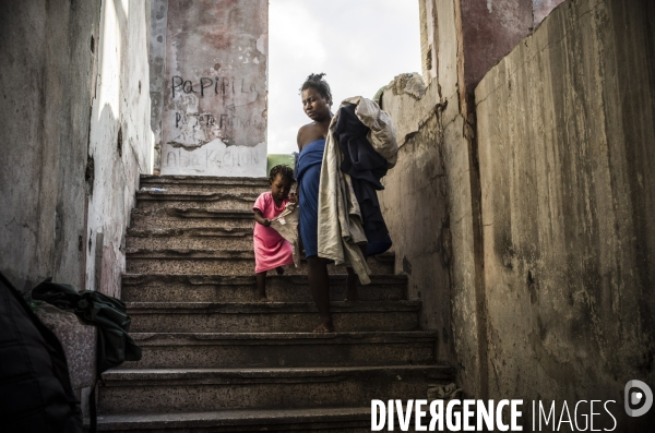 Familles deplacees au theatre rex, ayant fui les violences des gangs.