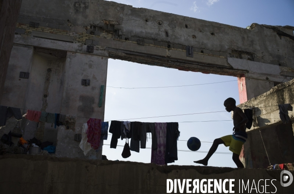 Familles deplacees au theatre rex, ayant fui les violences des gangs.