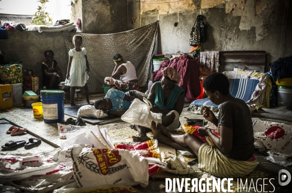 Familles deplacees au theatre rex, ayant fui les violences des gangs.