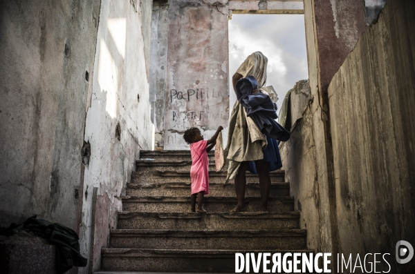 Familles deplacees au theatre rex, ayant fui les violences des gangs.