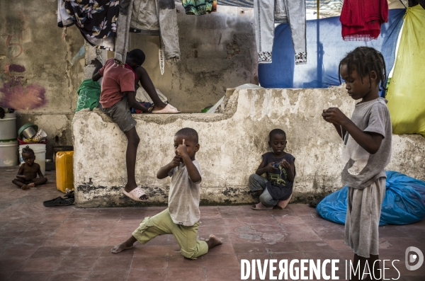Familles deplacees au theatre rex, ayant fui les violences des gangs.