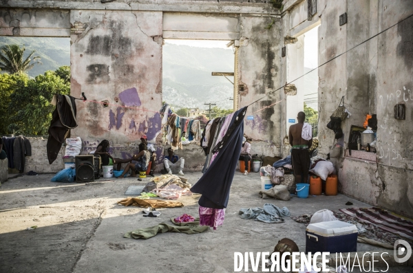Familles deplacees au theatre rex, ayant fui les violences des gangs.