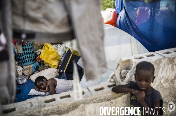 Familles deplacees au theatre rex, ayant fui les violences des gangs.