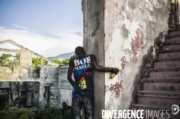 Familles deplacees au theatre rex, ayant fui les violences des gangs.