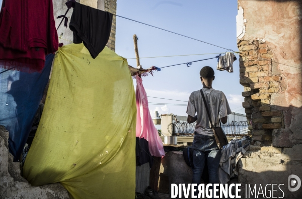 Familles deplacees au theatre rex, ayant fui les violences des gangs.