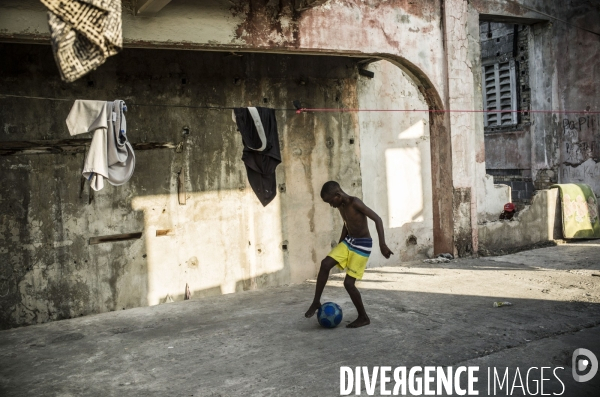 Familles deplacees au theatre rex, ayant fui les violences des gangs.