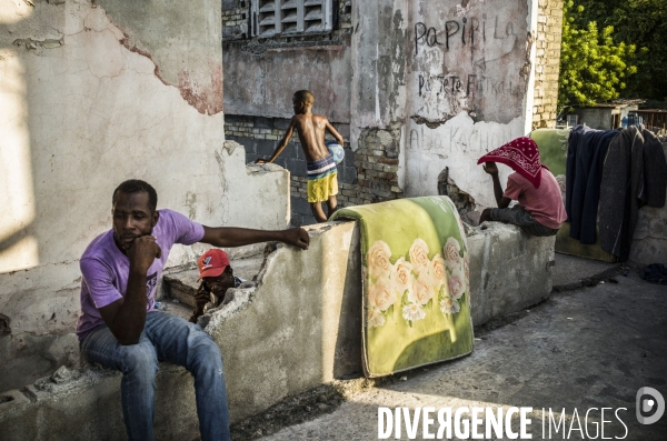 Familles deplacees au theatre rex, ayant fui les violences des gangs.