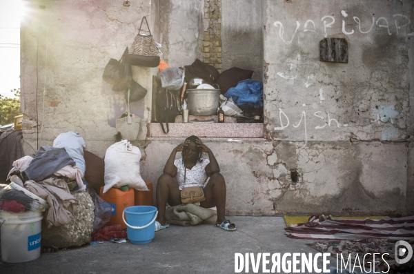 Familles deplacees au theatre rex, ayant fui les violences des gangs.