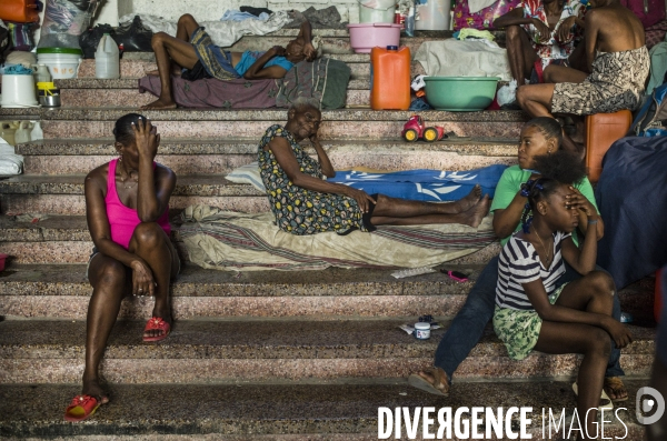 Familles deplacees au theatre rex, ayant fui les violences des gangs.