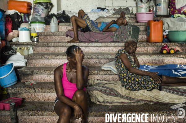 Familles deplacees au theatre rex, ayant fui les violences des gangs.