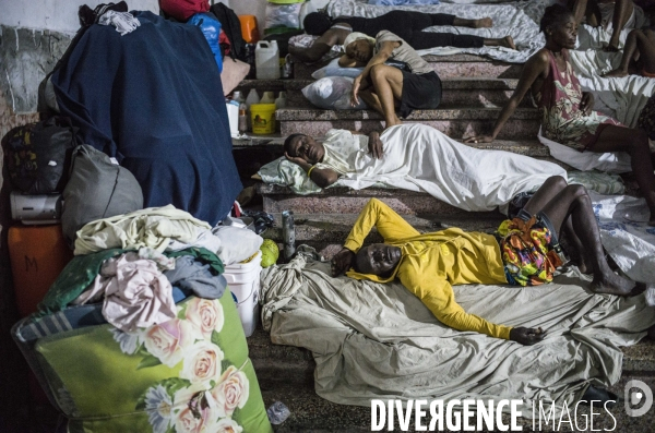 Familles deplacees au theatre rex, ayant fui les violences des gangs.