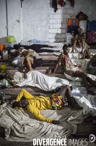 Familles deplacees au theatre rex, ayant fui les violences des gangs.
