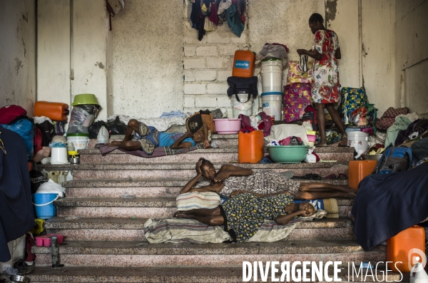 Familles deplacees au theatre rex, ayant fui les violences des gangs.