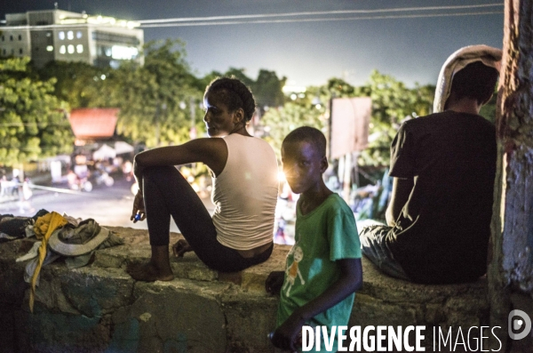 Familles deplacees au theatre rex, ayant fui les violences des gangs.
