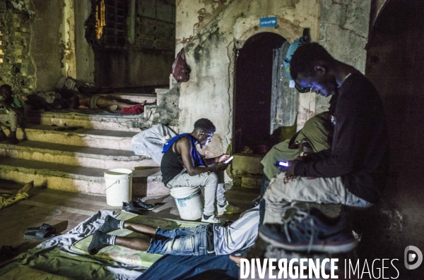 Familles deplacees au theatre rex, ayant fui les violences des gangs.