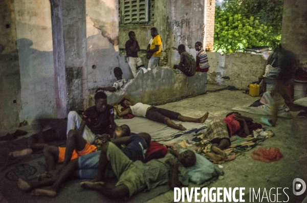 Familles deplacees au theatre rex, ayant fui les violences des gangs.