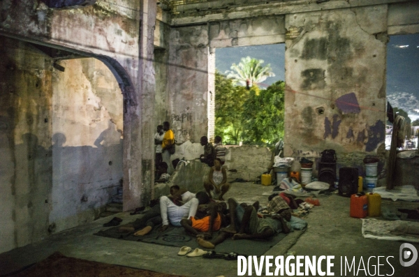 Familles deplacees au theatre rex, ayant fui les violences des gangs.