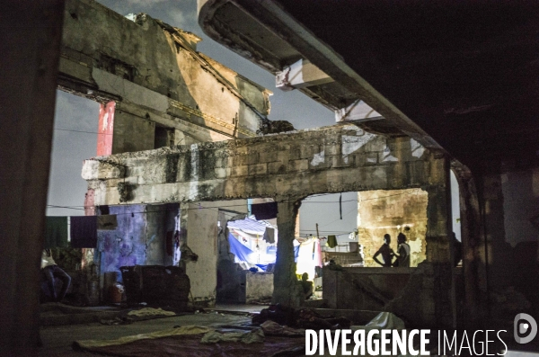 Familles deplacees au theatre rex, ayant fui les violences des gangs.