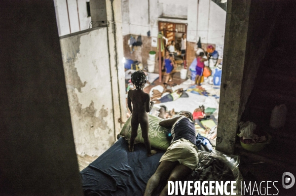 Familles deplacees au theatre rex, ayant fui les violences des gangs.